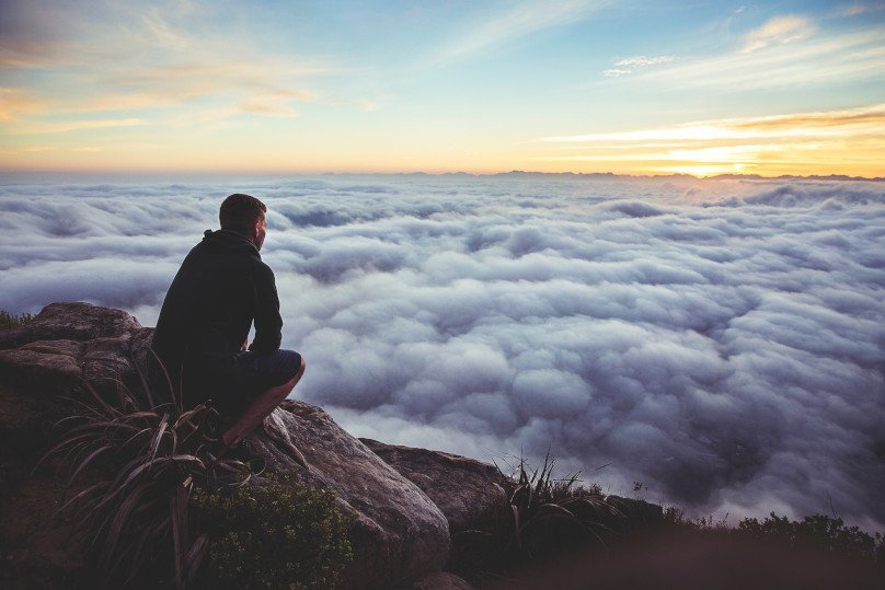 Homme-au-dessus-des-nuages Homme-au-dessus-des-nuages